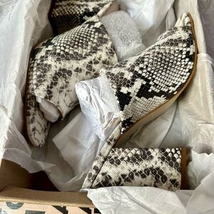 Steve Madden Black and White Sandals